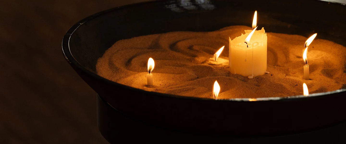 Dunkle Kerzenschale, warmes Licht der Kerzen