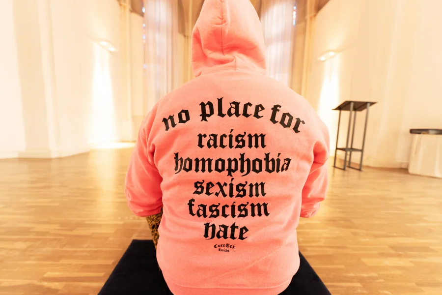 Hoodie mit Aufdruck: no place for racism homophobia sexism fascism hate