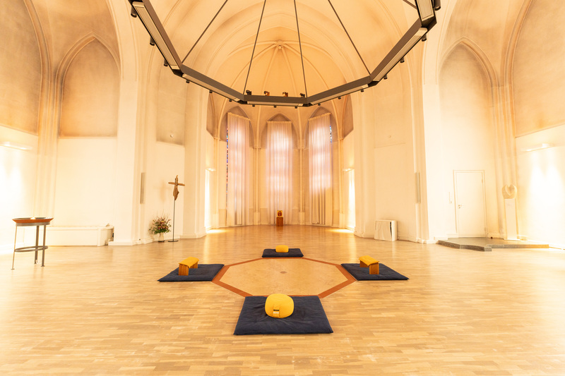 zufälliges Bild aus dem Innenraum der Kirche der Stille